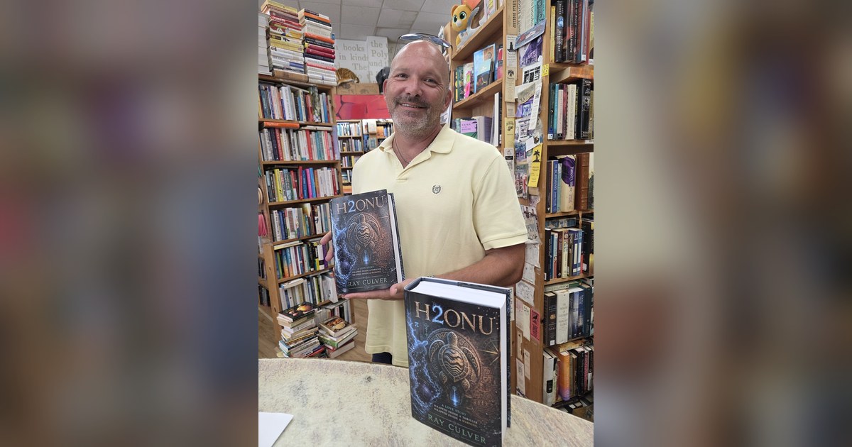 From Legal Pads in Lanikai, H2ONU Reaches Its First U.S. Bookstore — BookEnds, Kailua